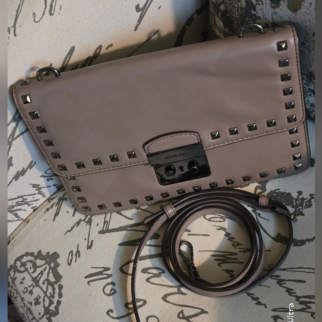 Michael Kors Sloan Studded Detail Dune Leather Lock Gusset Clutch/Crsbdy Euc